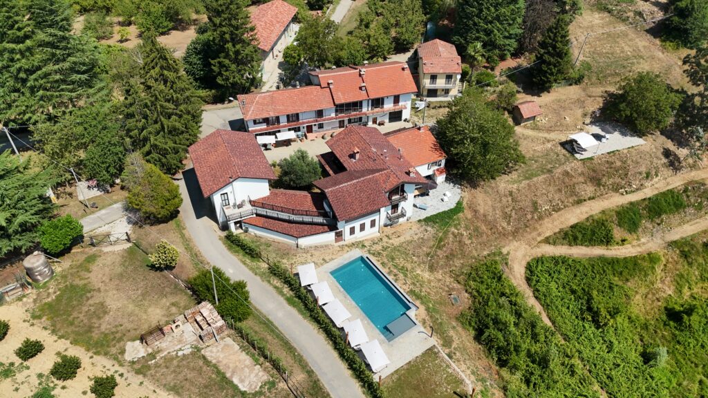 Vue aérienne de Case Vista Alta Langa, avec ses locations de vacances et sa piscine à débordement