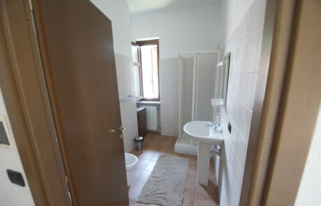 Belvedere – salle de bains avec douche 1 Douche et lavabo dans la salle de bains n° 1 du Belvedere