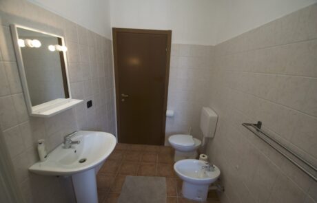 Belvedere – salle de bains 1 Salle de bains n° 1 du Belvedere, équipée d'une douche, de toilettes, d'un bidet et d'un lavabo