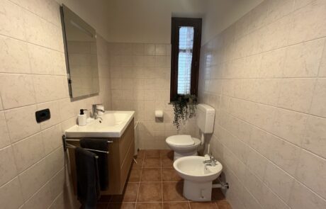 Belvedere – salle de bains n° 2 avec lavabo Salle de bains n° 2 du Belvedere, avec lavabo, miroir et toilettes