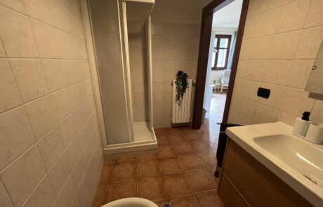 Belvedere – salle de bains 2 Salle de bains n° 2 de Belvedere, avec douche, bidet, toilettes et lavabo