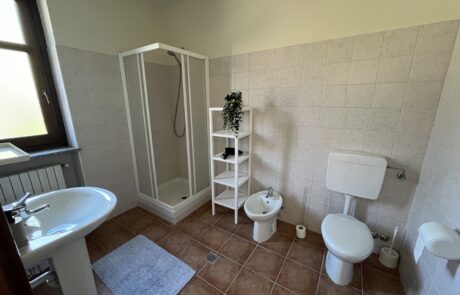 Belvedere – salle de bains avec douche n° 3 Douche dans la salle de bains n° 3 de la maison de vacances Belvedere