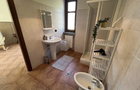 Belvedere – salle de bains n° 3 avec lavabo Salle de bains n° 3 de Belvedere, avec lavabo, miroir et douche