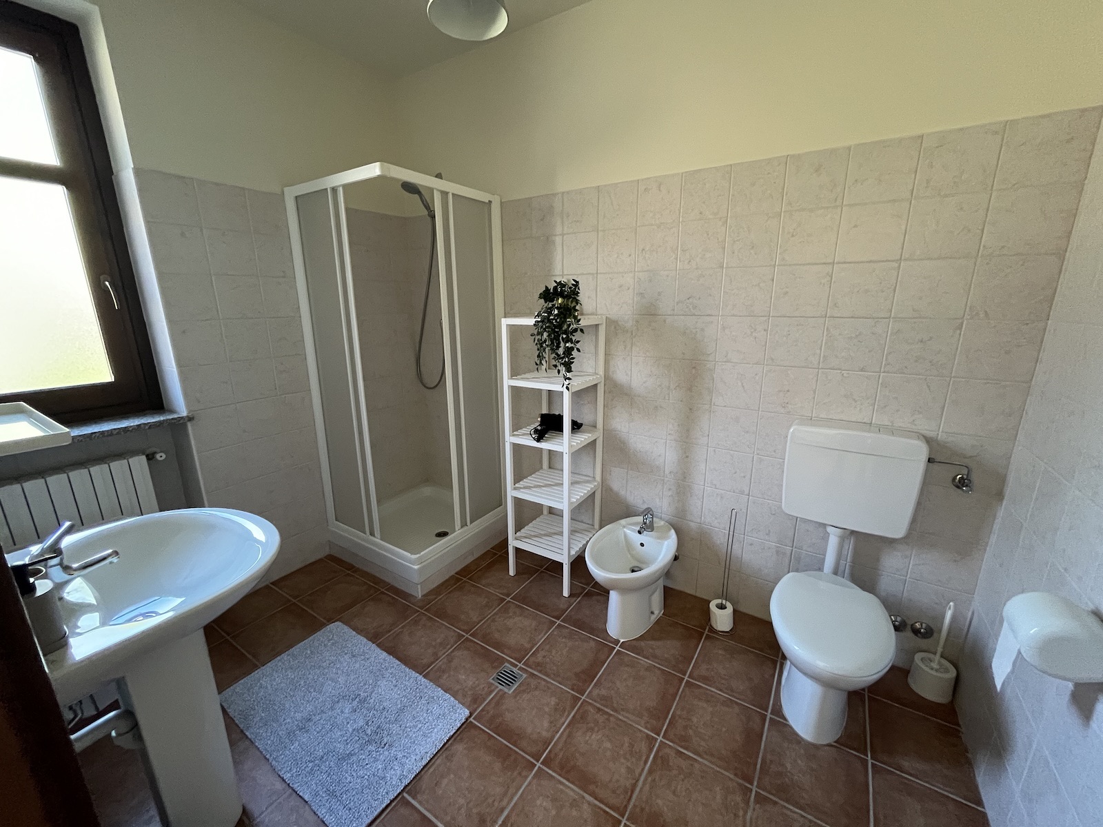 Badkamer 3 van Belvedere met douche, toilet en wastafel