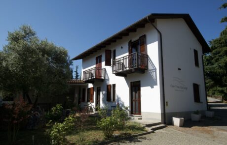 Belvedere – façade avant Façade du Belvédère avec ses balcons à Cravanzana, dans le Piémont
