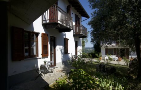 Belvédère – extérieur Extérieur de la maison de vacances Belvedere, située au sein du complexe Case Vista Alta Langa à Cravanzana, dans le Piémont
