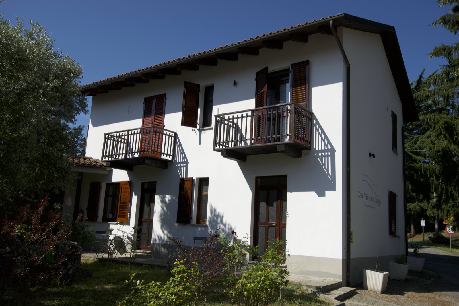 Vakantiewoning Belvedere met houten balkons in Cravanzana, Piemonte