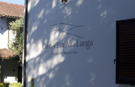 Logo di Case Vista Alta Langa sulla facciata del Belvedere