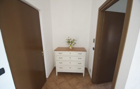 Belvedere – intérieur de la chambre 1 Intérieur de la chambre 1 de Belvedere, avec commode et fenêtre