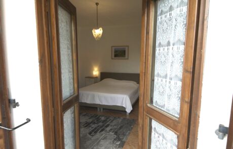 Belvedere – chambre 1 Chambre « Belvedere » avec un lit double et des portes-fenêtres