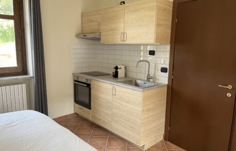 Belvedere – coin cuisine de la chambre n° 2 Petite cuisine intégrée dans la chambre n° 2 du Belvedere