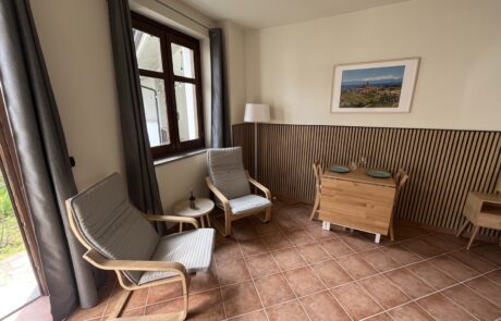 Belvedere – chambre n° 2 avec coin salon La spacieuse chambre n° 2 de Belvedere, avec un lit double et des fauteuils confortables