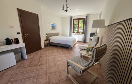 Belvedere – coin salon de la chambre n° 3 Coin salon et lit double dans la chambre n° 3 du Belvedere