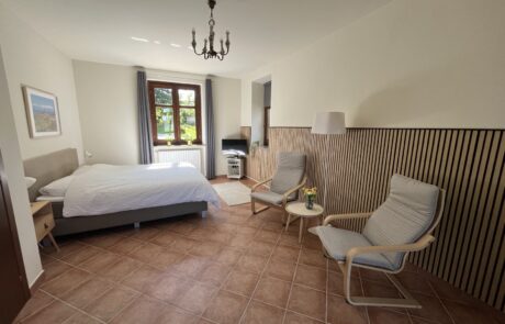 Belvedere – chambre n° 3 avec coin salon Chambre n° 3 du Belvedere, avec un lit double et un coin salon confortable