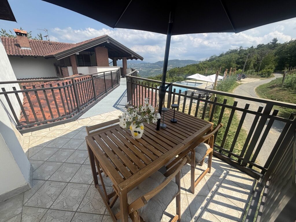 Terrasse privée du Belvedere avec table à manger et vue sur l'Alta Langa