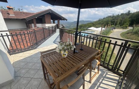 Belvédère – terrasse privée Terrasse privée du Belvedere avec table à manger et vue sur l'Alta Langa