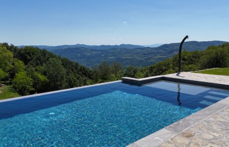 Piscina a sfioro di Case Vista Alta Langa con vista panoramica sull'Alta Langa