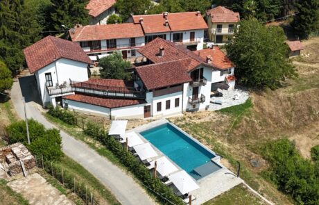 Case Vista Alta Langa – domaine et piscine Vue aérienne du complexe de vacances Case Vista Alta Langa avec sa piscine à débordement