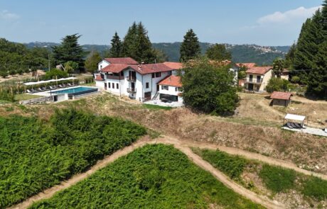 Case Vista Alta Langa – vue aérienne Vue aérienne de Case Vista Alta Langa, avec ses locations de vacances et sa piscine
