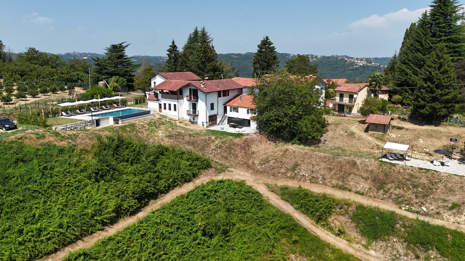 Vue aérienne de Case Vista Alta Langa, avec ses locations de vacances et sa piscine