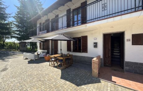 La facciata e la terrazza di La Cascina in una giornata di sole