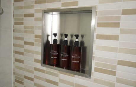 Shampoo, balsamo e bagnoschiuma nella doccia di La Cascina presso Case Vista Alta Langa