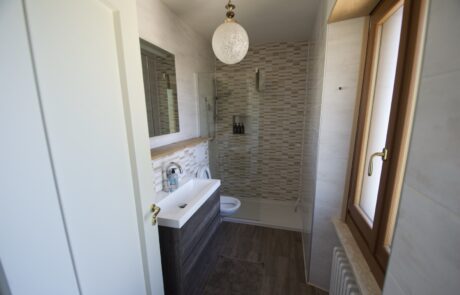 Il bagno di La Cascina con lavandino, WC e ampia doccia a filo pavimento