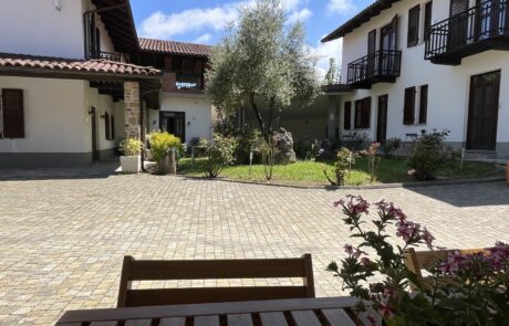 Il cortile soleggiato di Case Vista Alta Langa