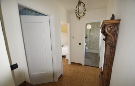 Luminoso ingresso di La Cascina con accesso alle camere da letto e al bagno