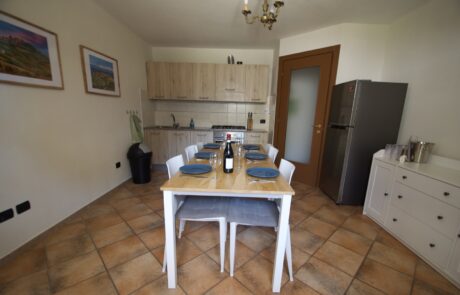 Cucina di La Cascina con tavolo da pranzo, sedie ed elettrodomestici da cucina