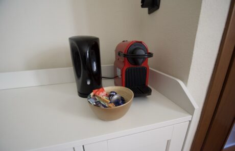 Macchina Nespresso e bollitore a La Cascina