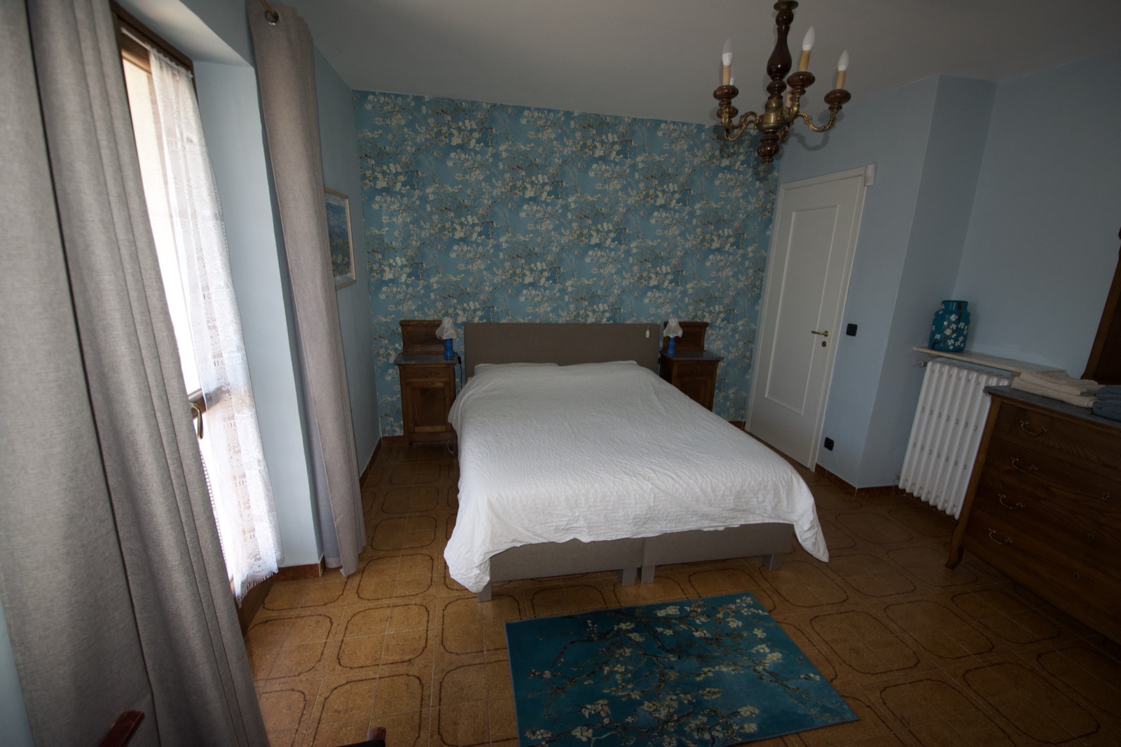Tweepersoonsbed in slaapkamer van La Cascina