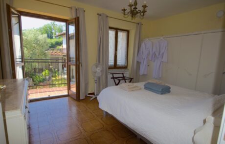 Camera da letto di La Cascina con luce naturale, ventilatore, portabagagli e accappatoi