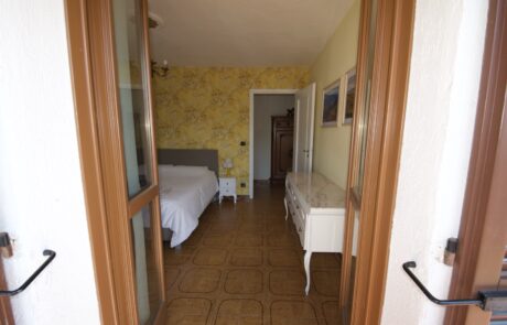 Camera da letto di La Cascina con letto matrimoniale e accesso al corridoio