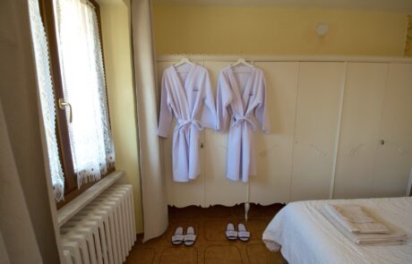 Accappatoi e ciabatte per gli ospiti nella camera da letto di La Cascina