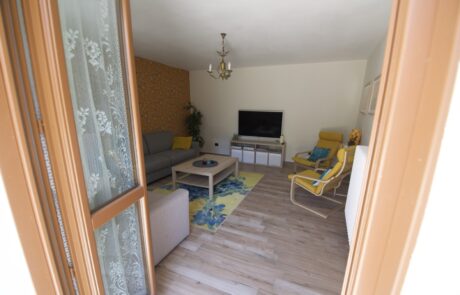 Accogliente angolo salotto nel soggiorno di La Cascina con divano e tappeto colorato