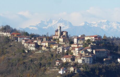 Vista da Case Vista Alta Langa verso il paese di Cerretto Langhe, con le Alpi sullo sfondo